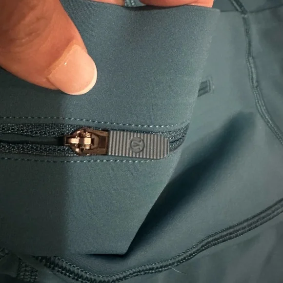 Like NEW - Lululemon High Rise Leggings - Picture 9 of 14